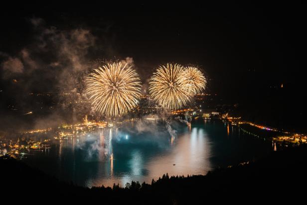 See in Flammen: großes Feuerwerk am Klopeiner See