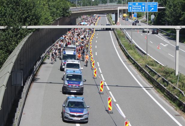 KUNDGEBUNG FRIDAYS FOR FUTURE "AUTOBAHN RADDEMO INNSBRUCK - 'SCHLUSS MIT DER BLOCKADE'"
