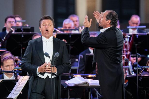 SOMMERNACHTSKONZERT DER WIENER PHILHARMONIKER SOMMERNACHTSKONZERT DER WIENER PHILHARMONIKER