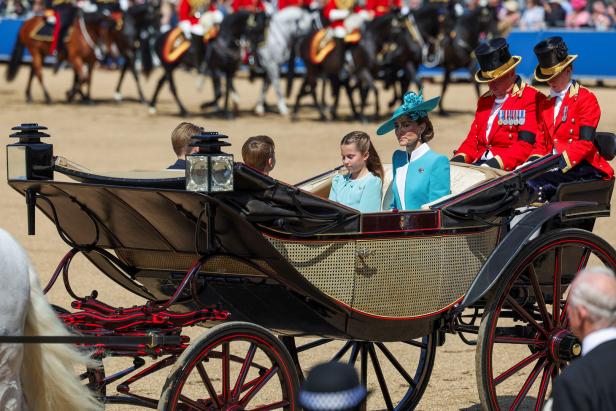 Kate und Charlotte in der offenen Kutsche Trooping the Colour parade to honour Britain's King Charles on his official birthday in London