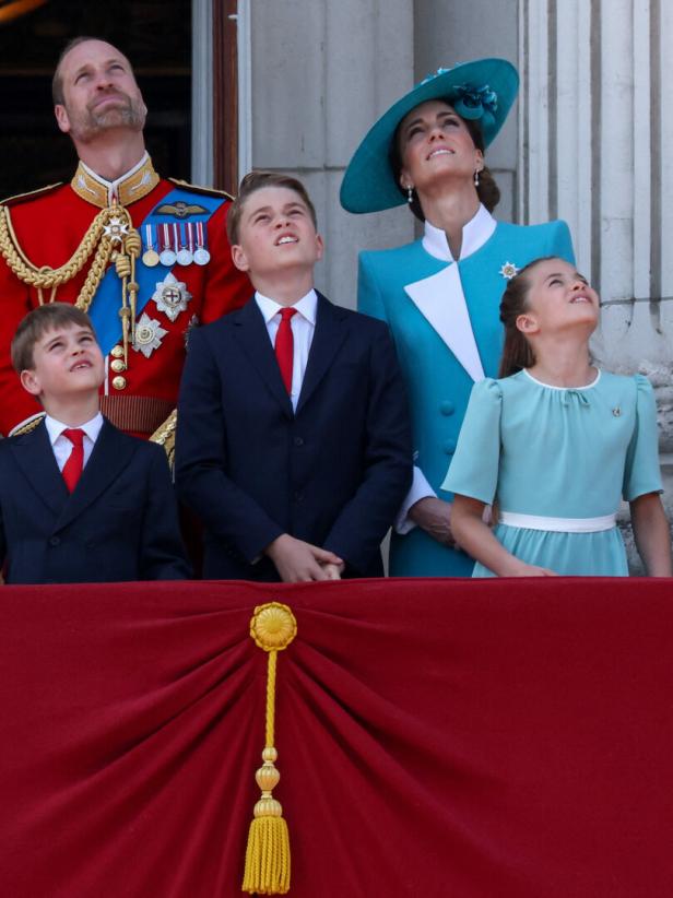 Die britische Königsfamilie auf dem Balkon des Buckingham-Palasts Die britische Königsfamilie auf dem Balkon des Buckingham-Palasts