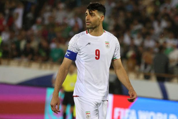 Ein iranischer Fußballspieler mit der Nummer 9 auf dem Trikot während eines WM-Qualifikationsspiels.