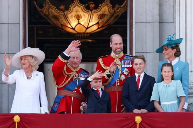 Die britische Königsfamilie am Balkon des Buckingham-Palasts Trooping the Colour parade to honour Britain's King Charles on his official birthday in London