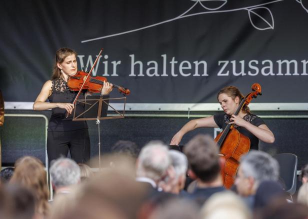 Graz gedenkt der Amoklauf-Opfer: "Wir halten zusammen"