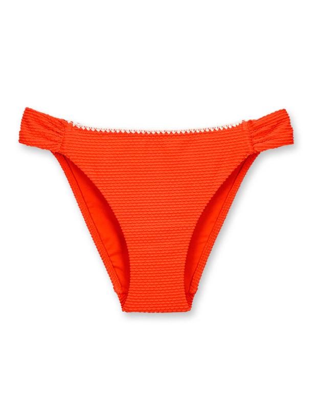 Eine orangefarbene Bikinihose mit weißer Ziernaht liegt auf einem weißen Hintergrund.