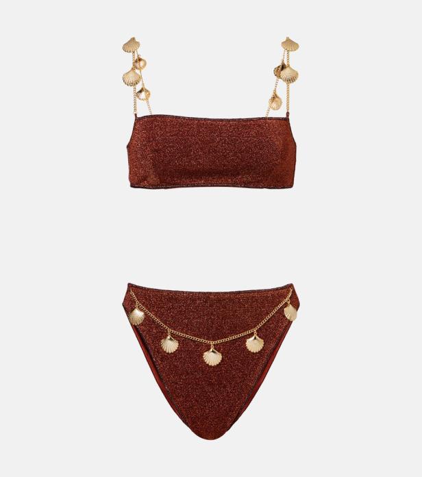Ein glitzernder, rotbrauner Bikini mit goldenen Muschelverzierungen.