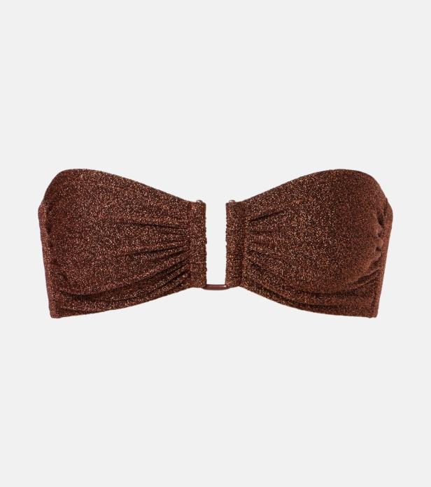 Ein trägerloser, brauner Glitzer-Bikini-Top vor einem weißen Hintergrund.