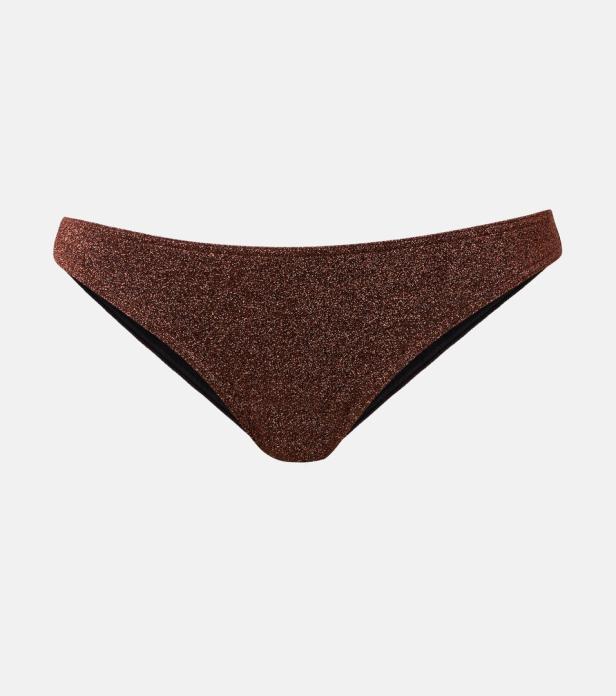 Eine glitzernde, braune Bikinihose liegt vor einem weißen Hintergrund.