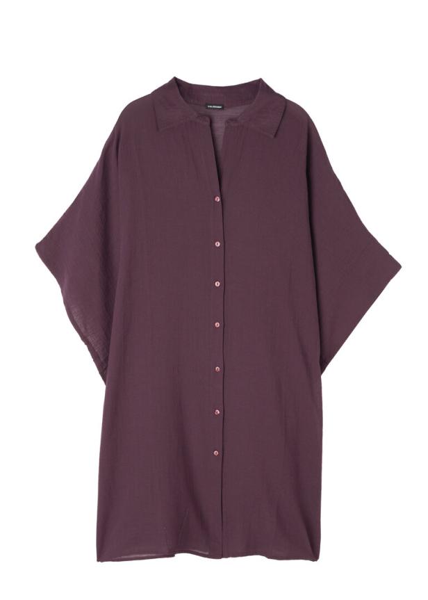 Ein auberginefarbenes, knielanges Hemdkleid mit Kragen und Knopfleiste.