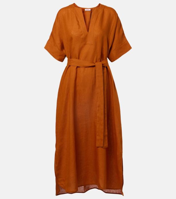 Ein orangefarbenes Leinenkleid mit Gürtel vor einem neutralen Hintergrund.
