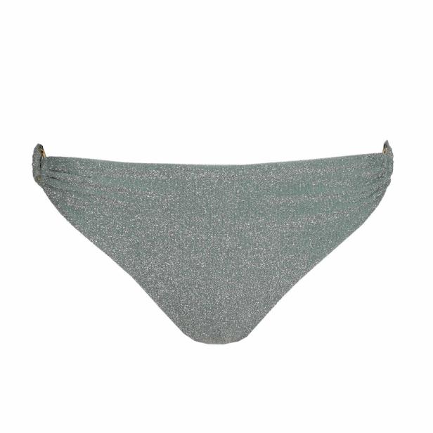 Eine glitzernde, türkisfarbene Bikinihose liegt vor einem weißen Hintergrund.