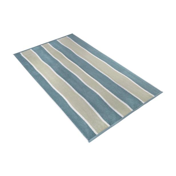 Ein blau-beige gestreiftes Strandtuch liegt auf einem weißen Hintergrund.
