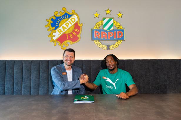 M'Buyi (re.) wird als Rapid-Stürmer von Sportchef Katzer begrüßt