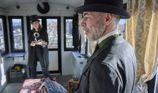 Ein elegant gekleideter Mann mit Zylinder.