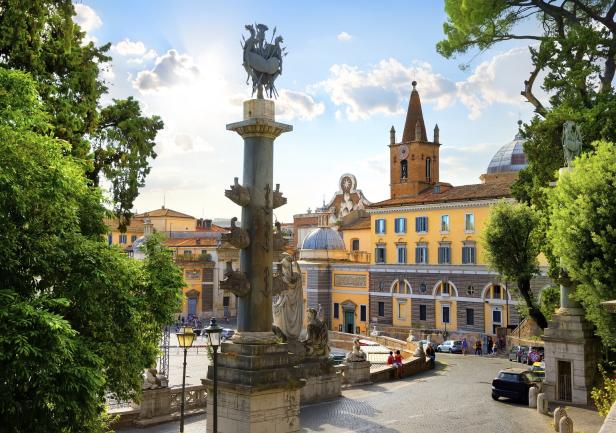Die Piazza del Popolo in Rom mit der Porta del Popolo und dem Obelisken im Zentrum.