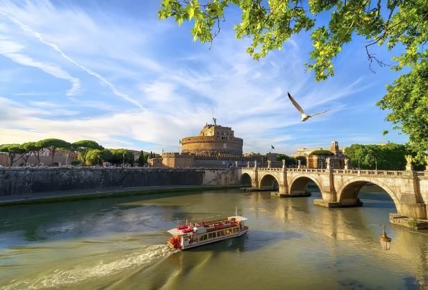 Eine Flussrundfahrt auf dem Tiber mit Blick auf die Engelsburg in Rom.
