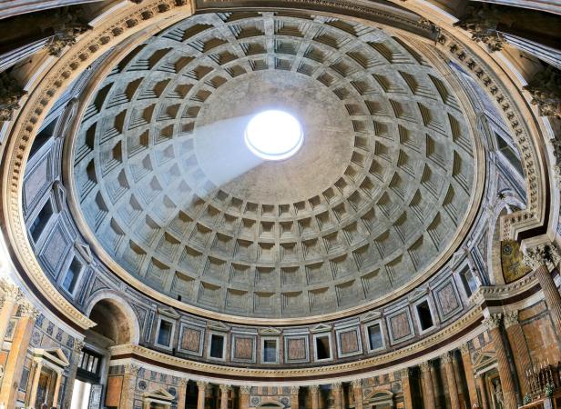 Blick auf die Kuppel des Pantheon in Rom mit einfallendem Sonnenlicht.
