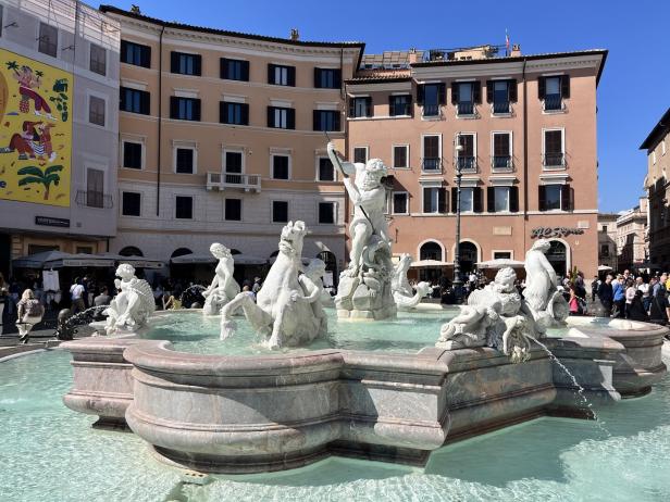 Der Vierströmebrunnen auf der Piazza Navona in Rom.