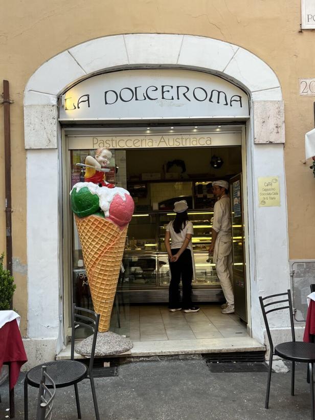Vor dem „La Dolceroma“ steht eine große Eiswaffel mit einer Kinderfigur.
