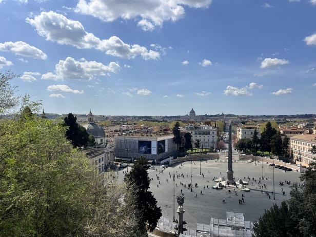 Blick über die Piazza del Popolo in Rom mit dem Obelisken im Zentrum.