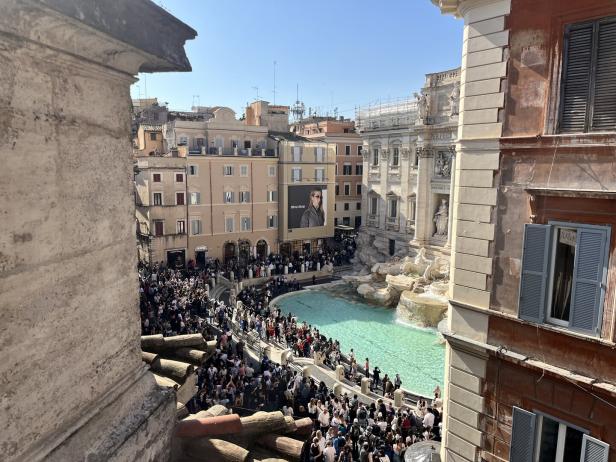 Die Fontana di Trevi in Rom ist von einer Menschenmenge umgeben.