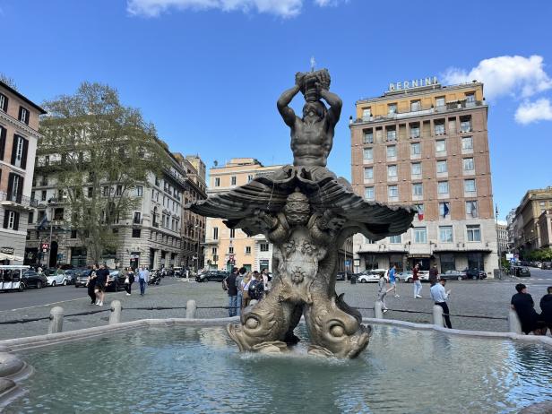 Der Fontana del Tritone auf der Piazza Barberini in Rom, Italien.