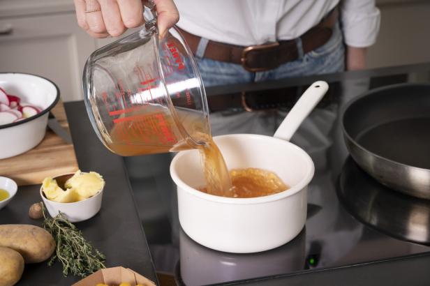 Apfelessig, Wasser, Zucker, Salz und Pfefferkörner in Topf aufkochen