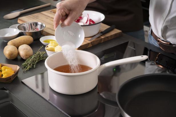 Apfelessig, Wasser, Zucker, Salz, Pfefferkörner aufkochen