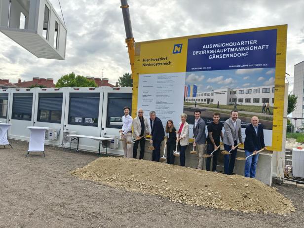 Eine Gruppe von Personen beim Spatenstich für das Ausweichquartier der Bezirkshauptmannschaft Gänserndorf.