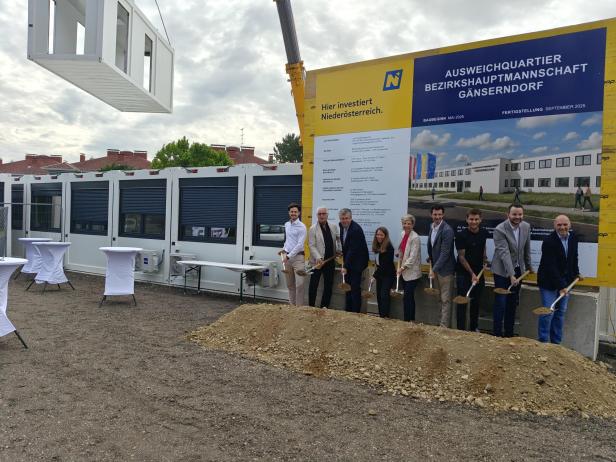 Offizielle beim Spatenstich für das Übergangsquartier der Bezirkshauptmannschaft Gänserndorf.