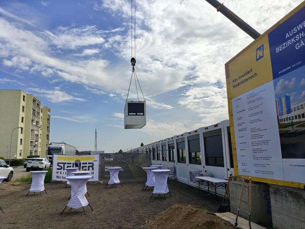 Das Übergangsquartier der Bezirkshauptmannschaft Gänserndorf wird aufgebaut.
