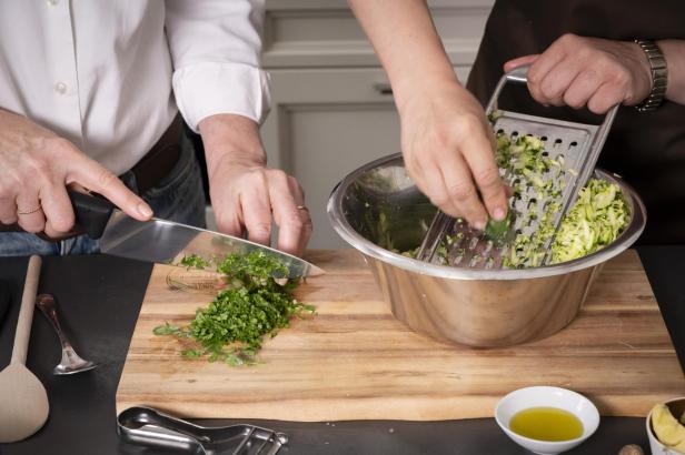 Zucchini reiben, Petersilie schneiden