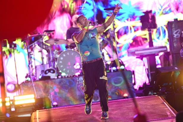 Chris Martin von Coldplay tritt beim Glastonbury Festival 2024 auf.
