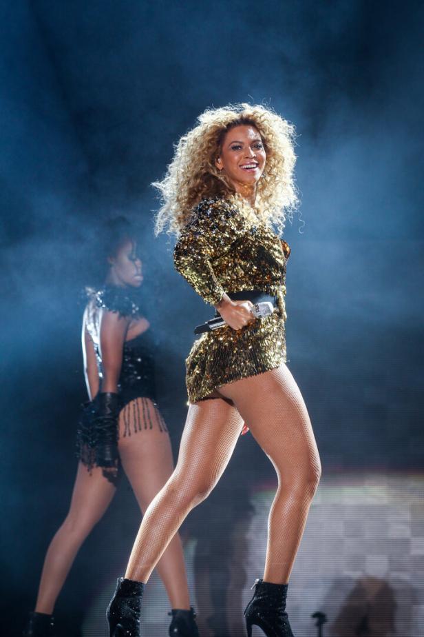 Beyoncé tritt 2011 beim Glastonbury Festival auf.
