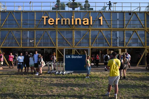 Besucher vor dem „Terminal 1“-Gebäude auf einem Musikfestival in Großbritannien.