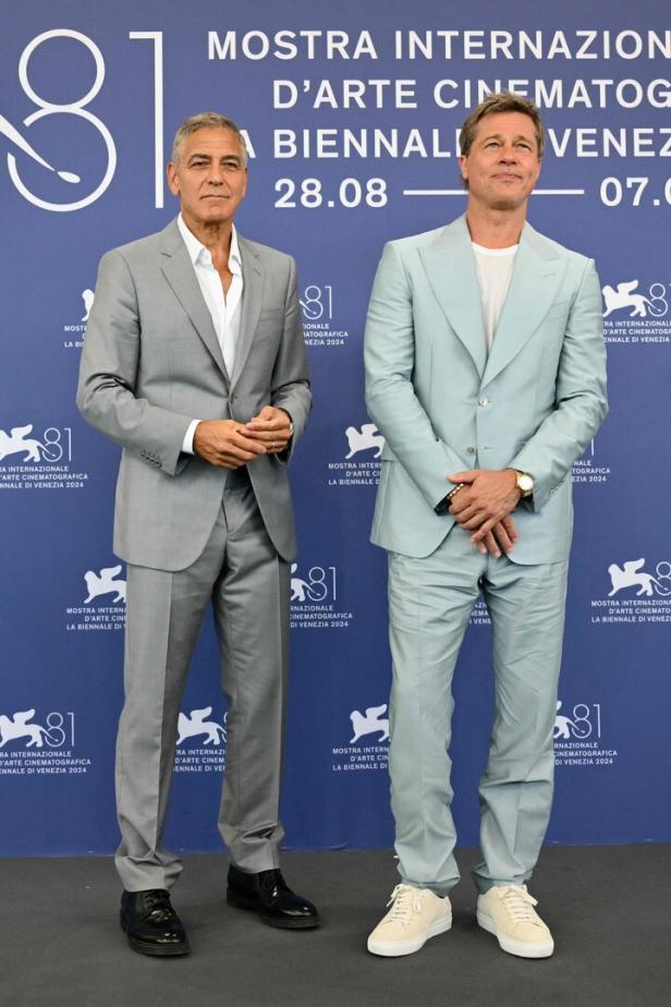 George Clooney und Brad Pitt posieren auf dem Filmfestival in Venedig.