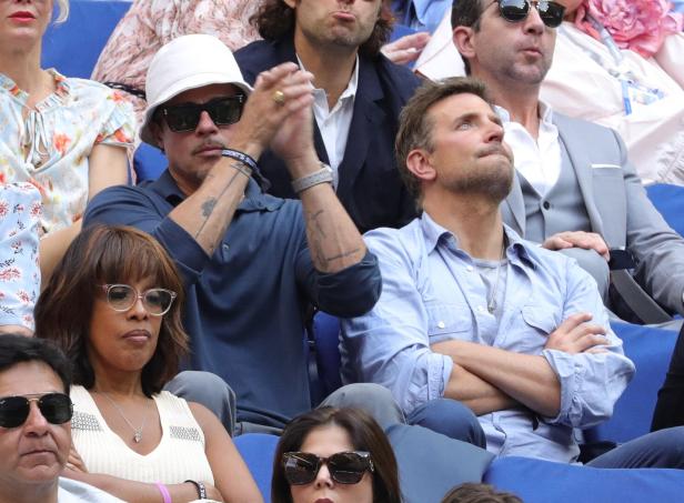 Brad Pitt und Bradley Cooper schauen bei den US Open Tennis zu.