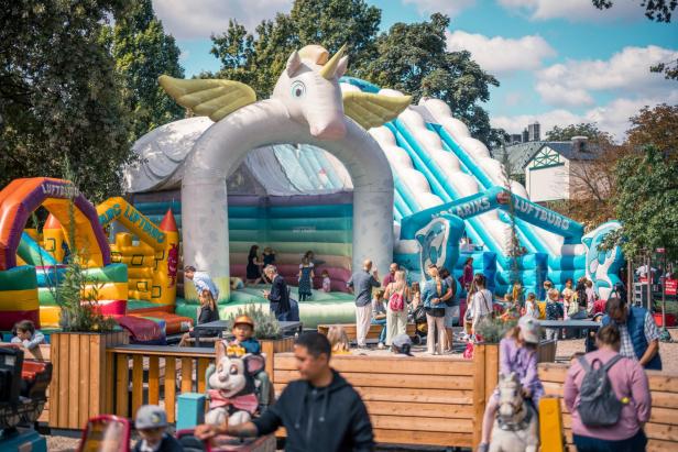 Eine Einhorn-Hüpfburg von außen