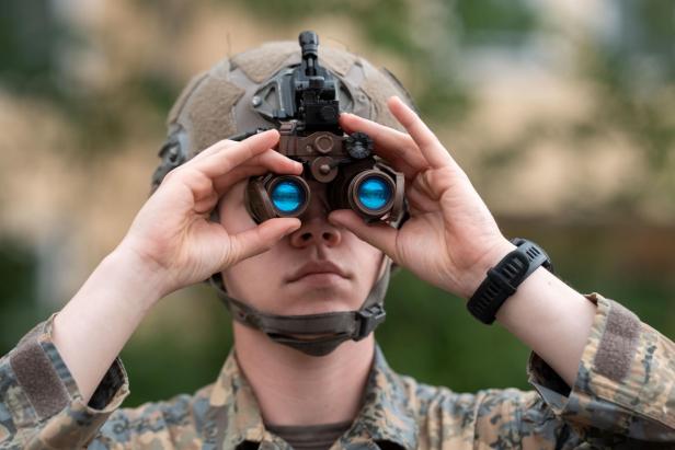 Ein Soldat schaut durch ein Nachtsichtgerät.