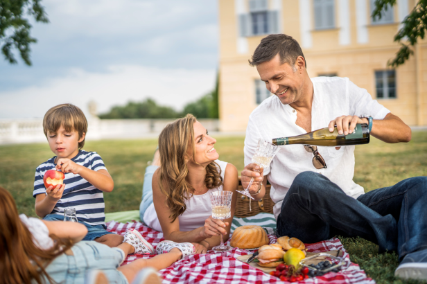 Eine Familie macht ein Picknick.