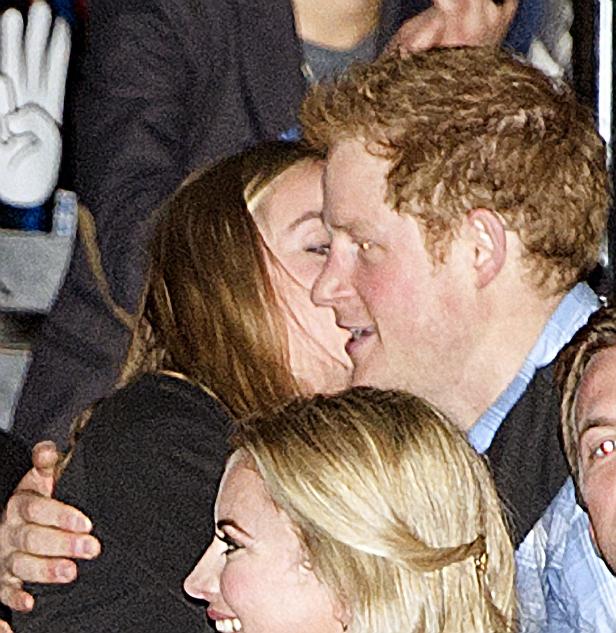 Prinz Harry umarmt eine Frau in einer Menschenmenge.
