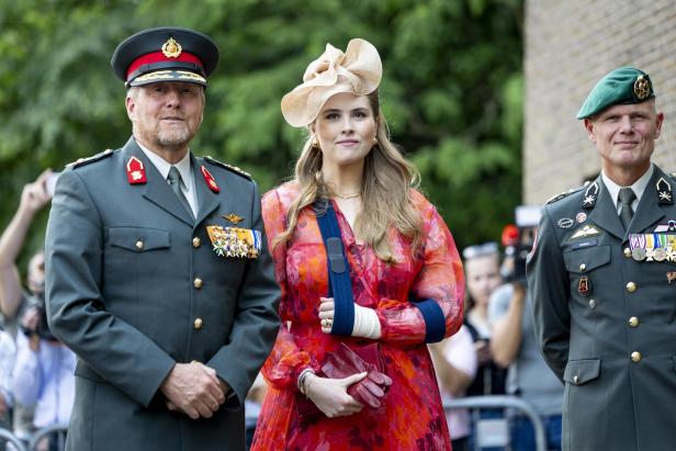 König Willem-Alexander und Prinzessin Amalia Dutch King Willem-Alexander and Princess Amalia present new standard