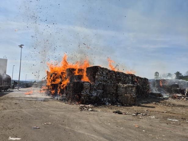 Brand in Papierfabrik