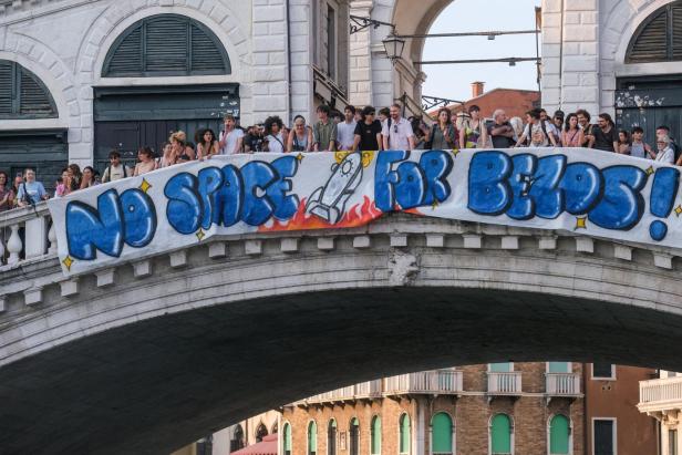 Venezianische Demonstranten hängen ein Anti-Bezos-Banner an der Rialtobrücke vor der Hochzeit des Milliardärs auf.