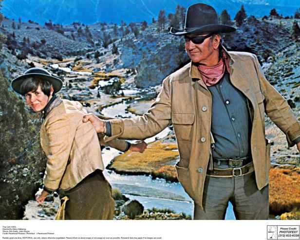 John Wayne und Kim Darby in einer Szene aus dem Film „Der Marshal“.