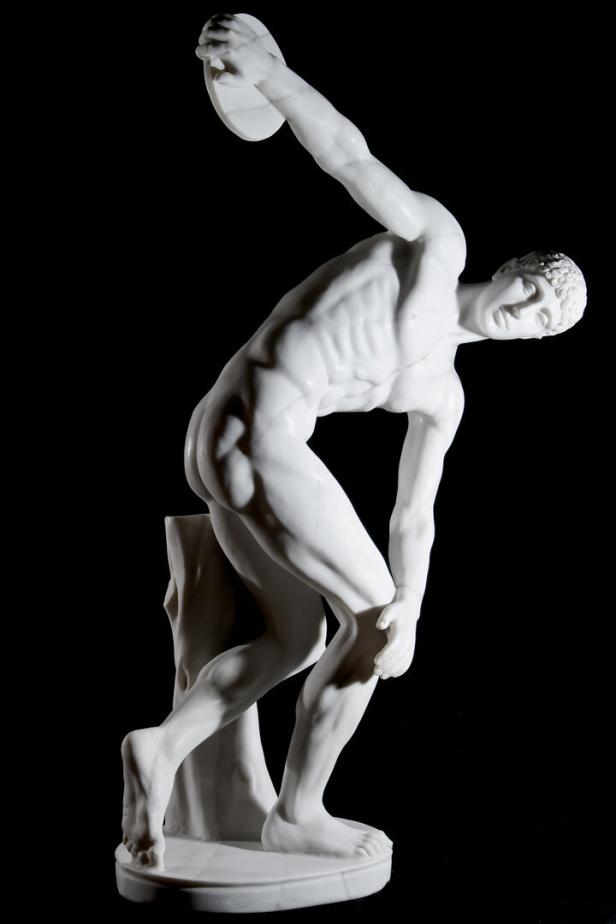 Eine klassische Statue eines Diskuswerfers.