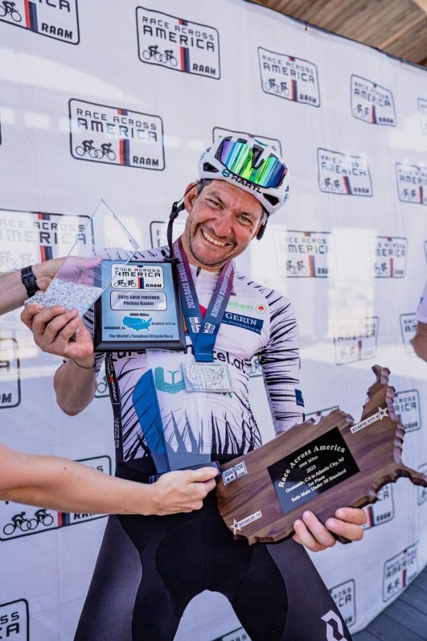 Philipp Kaider mit seinen Trophäen
