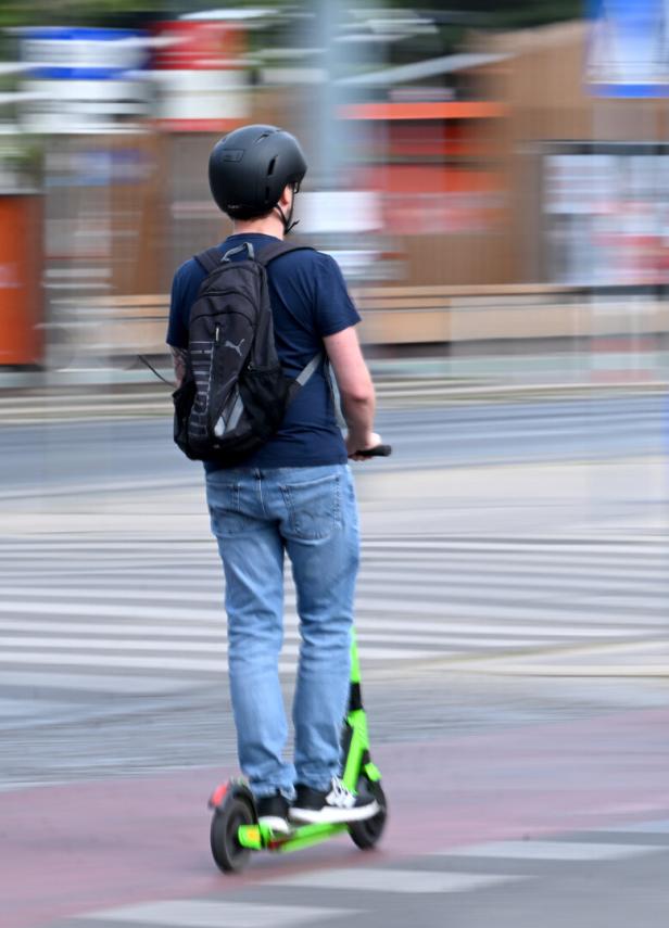 ++THEMENBILD++ HELMPFLICHT FÜR E-SCOOTER