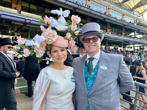 Ein Paar in eleganter Kleidung beim Royal Ascot Pferderennen.
