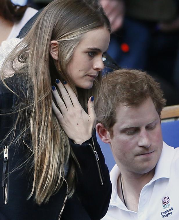 Prinz Harry und eine Frau mit blonden Haaren sitzen nebeneinander.